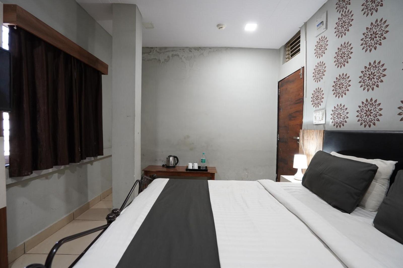 Hotel Sai Inn, Ahmedabad Airport Bagian luar foto