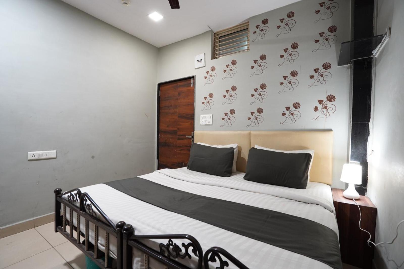 Hotel Sai Inn, Ahmedabad Airport Bagian luar foto