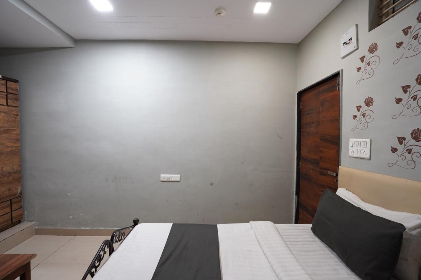 Hotel Sai Inn, Ahmedabad Airport Bagian luar foto