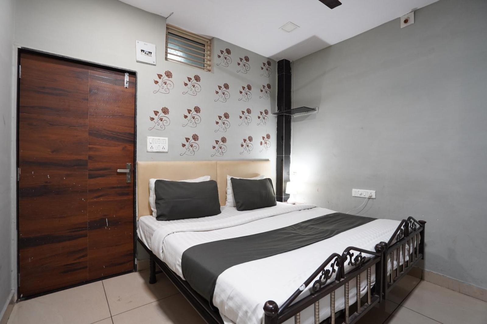 Hotel Sai Inn, Ahmedabad Airport Bagian luar foto