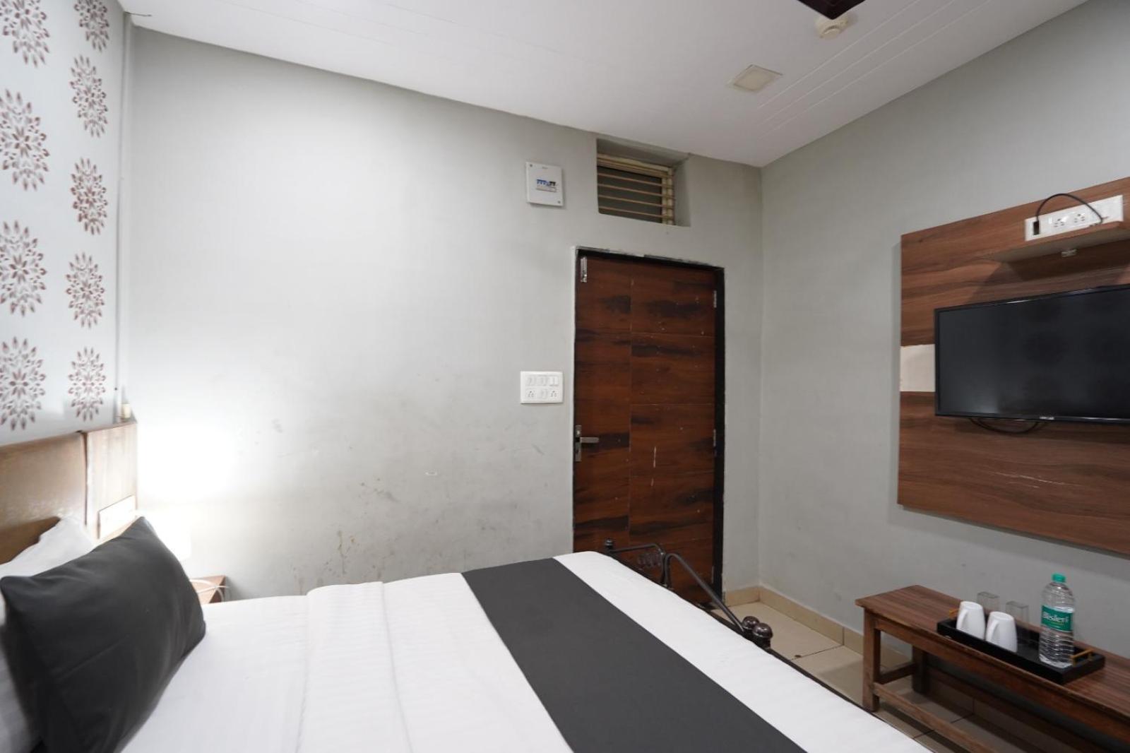 Hotel Sai Inn, Ahmedabad Airport Bagian luar foto