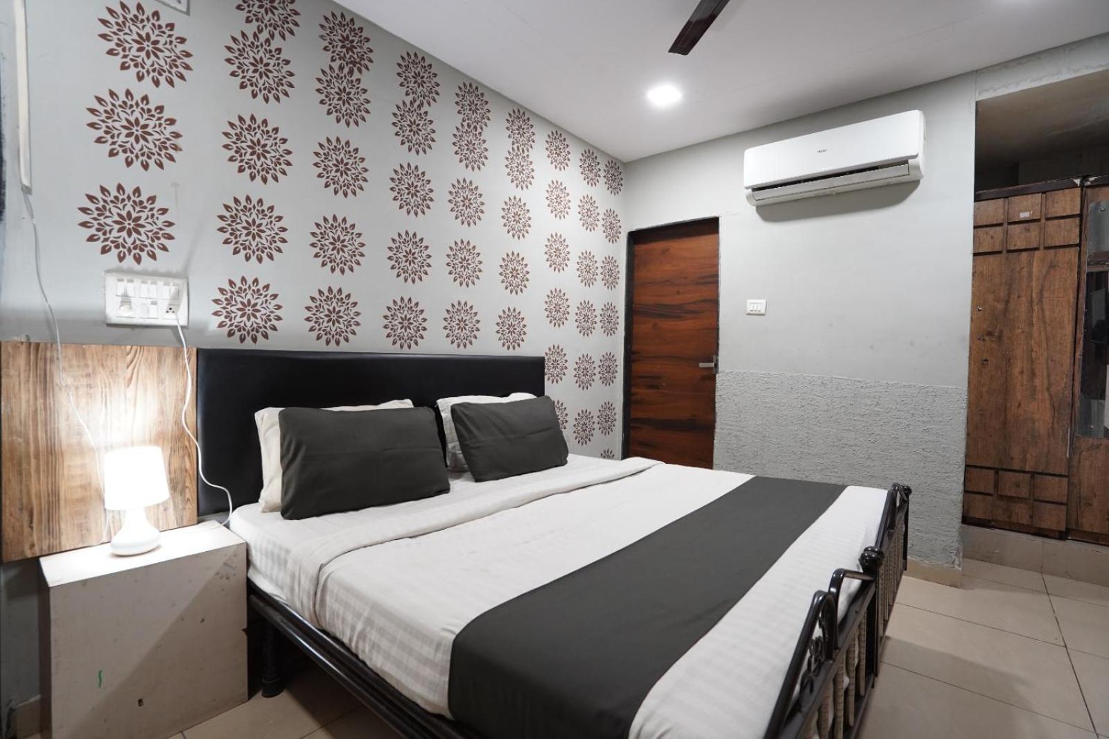 Hotel Sai Inn, Ahmedabad Airport Bagian luar foto