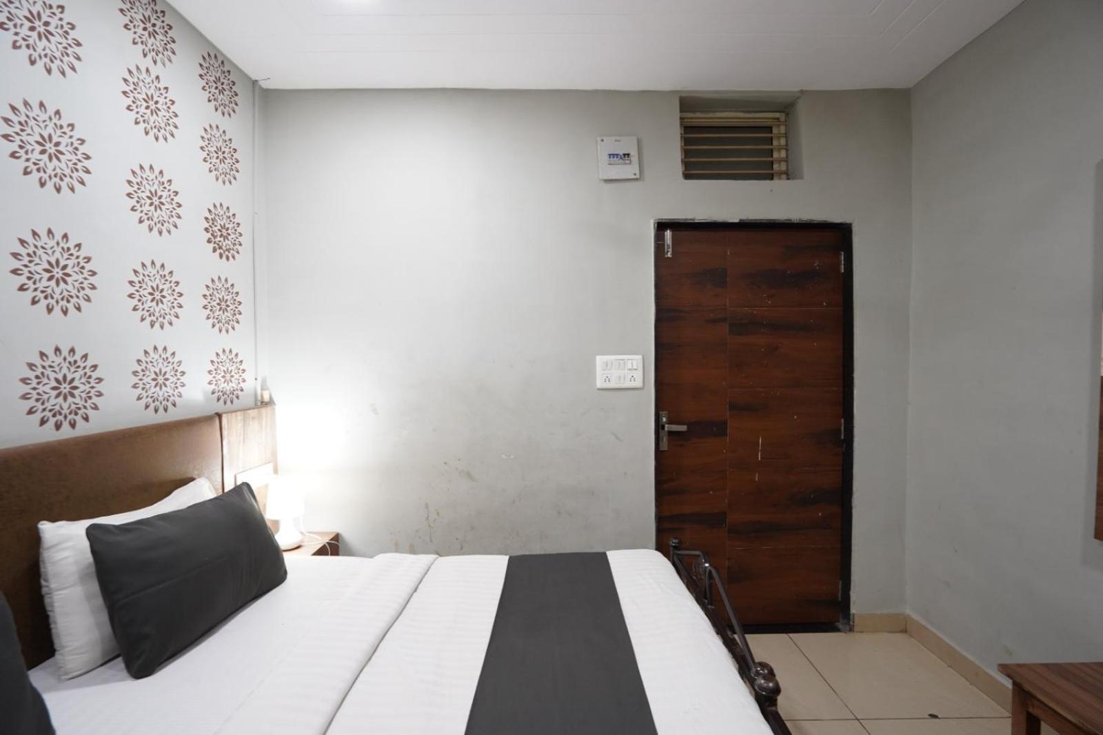 Hotel Sai Inn, Ahmedabad Airport Bagian luar foto