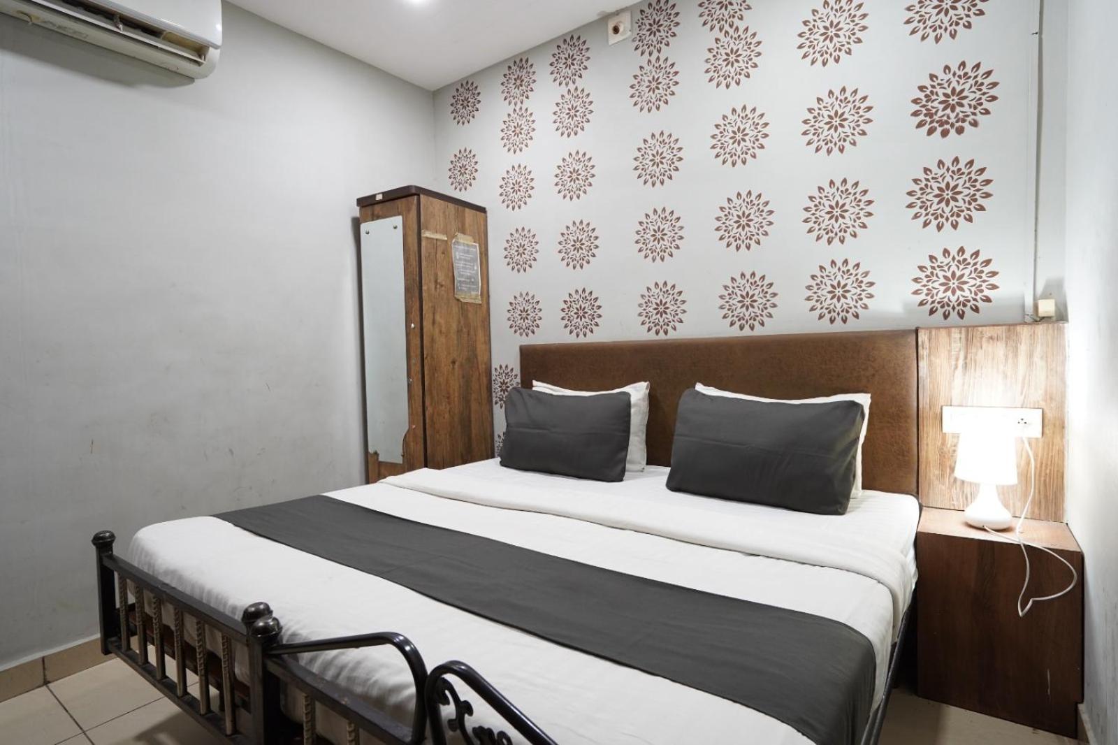 Hotel Sai Inn, Ahmedabad Airport Bagian luar foto