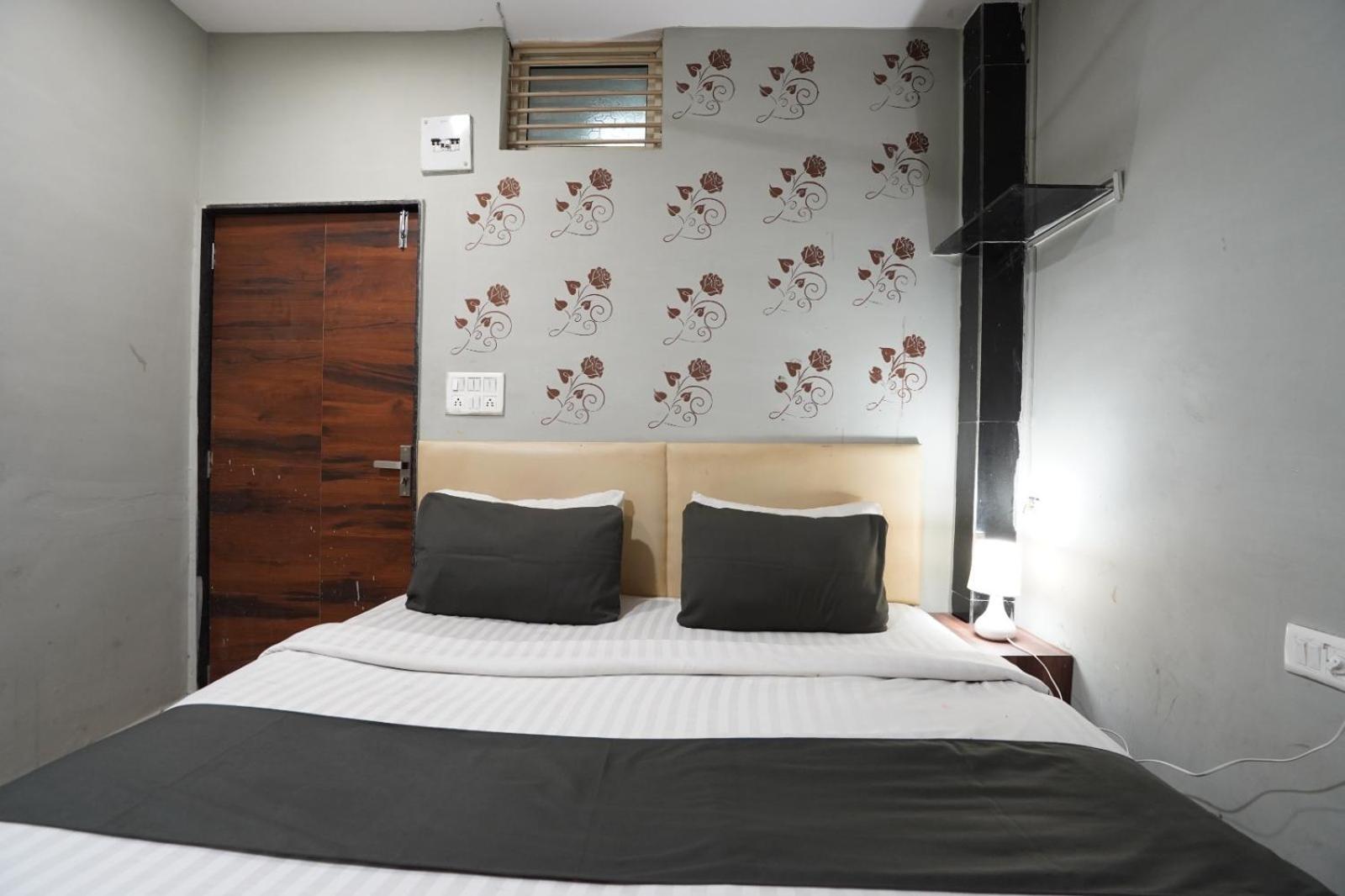 Hotel Sai Inn, Ahmedabad Airport Bagian luar foto