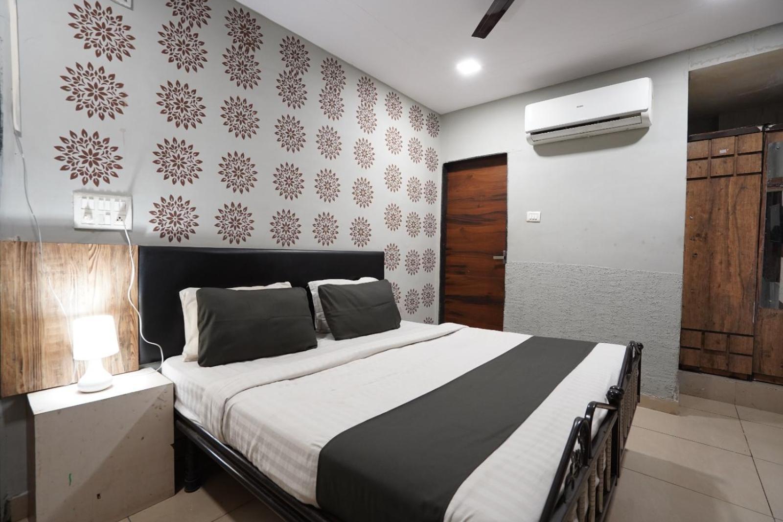 Hotel Sai Inn, Ahmedabad Airport Bagian luar foto