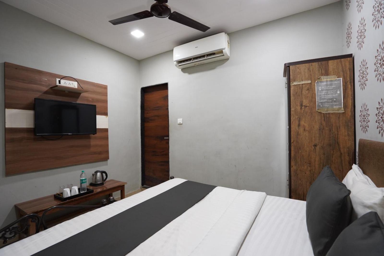 Hotel Sai Inn, Ahmedabad Airport Bagian luar foto