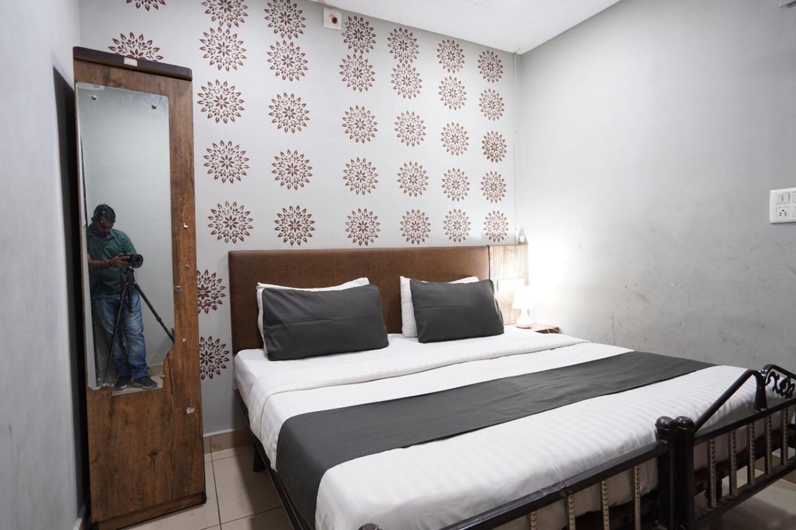 Hotel Sai Inn, Ahmedabad Airport Bagian luar foto