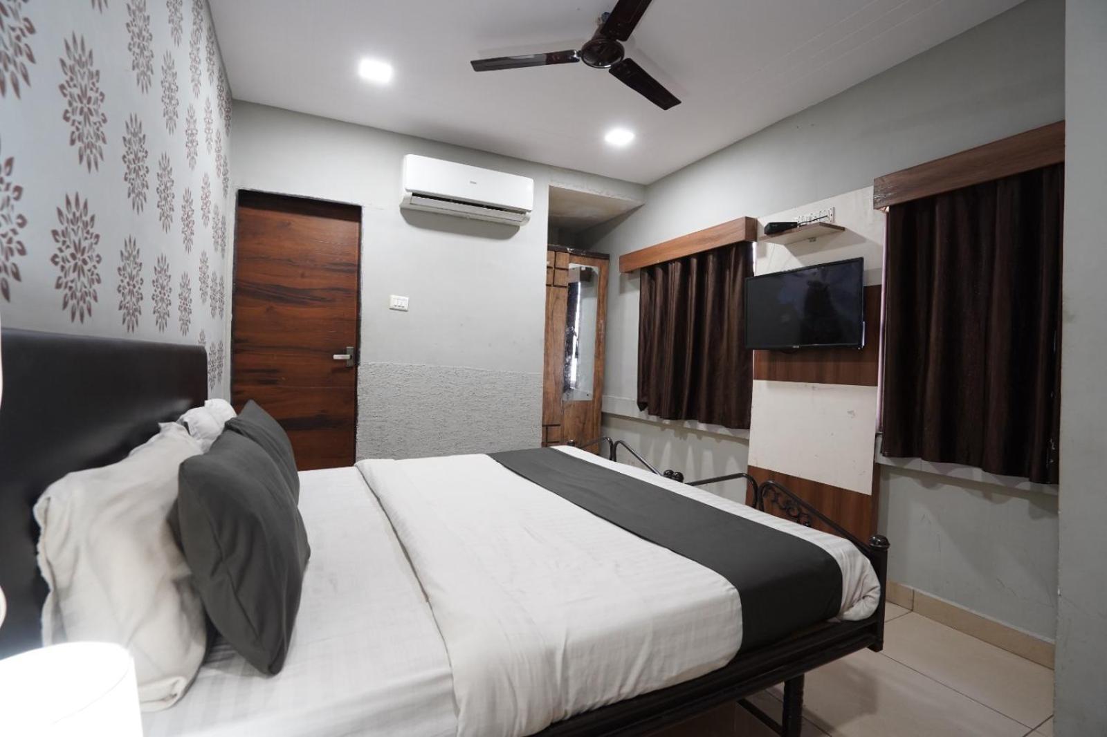 Hotel Sai Inn, Ahmedabad Airport Bagian luar foto