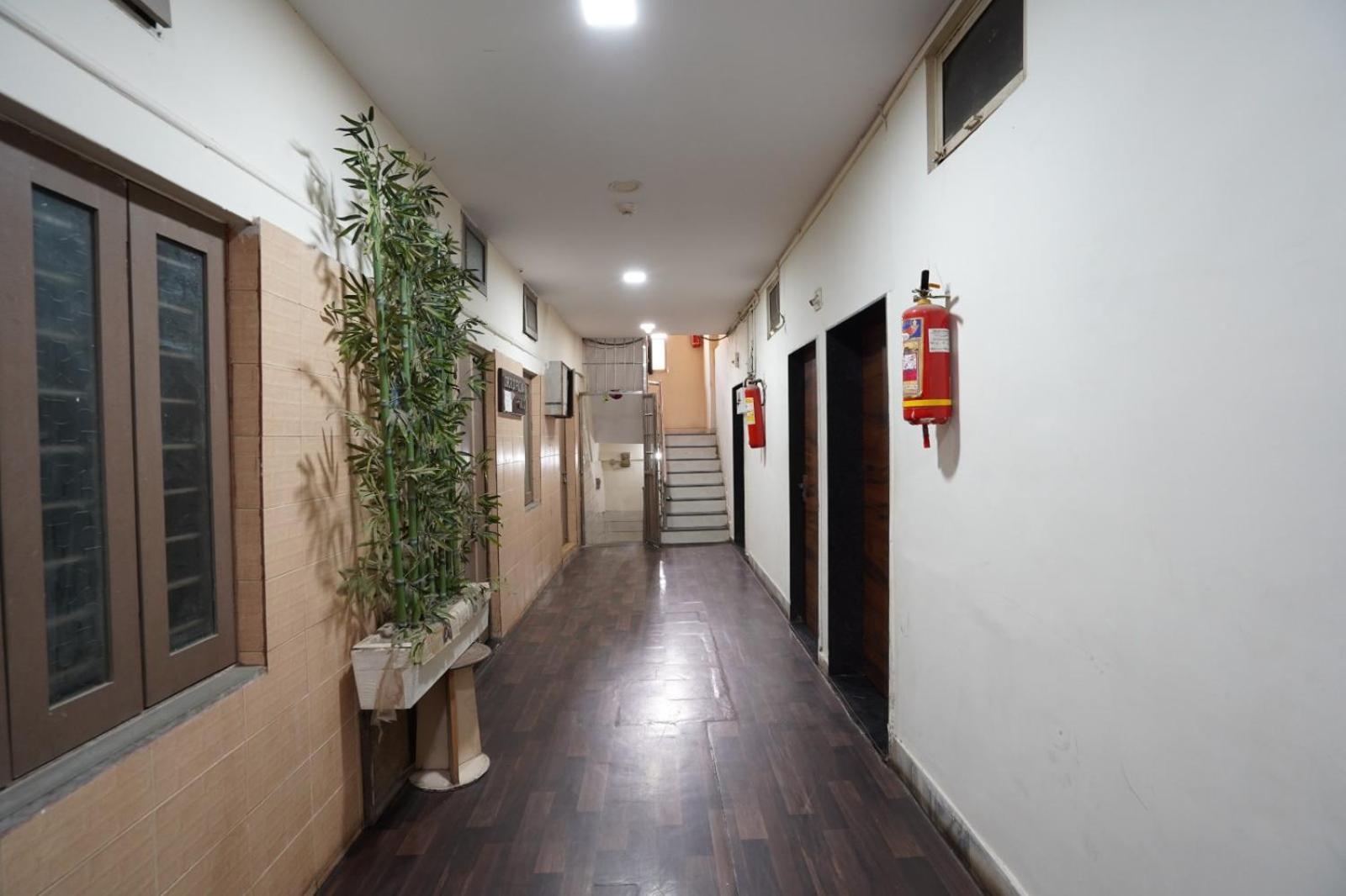 Hotel Sai Inn, Ahmedabad Airport Bagian luar foto