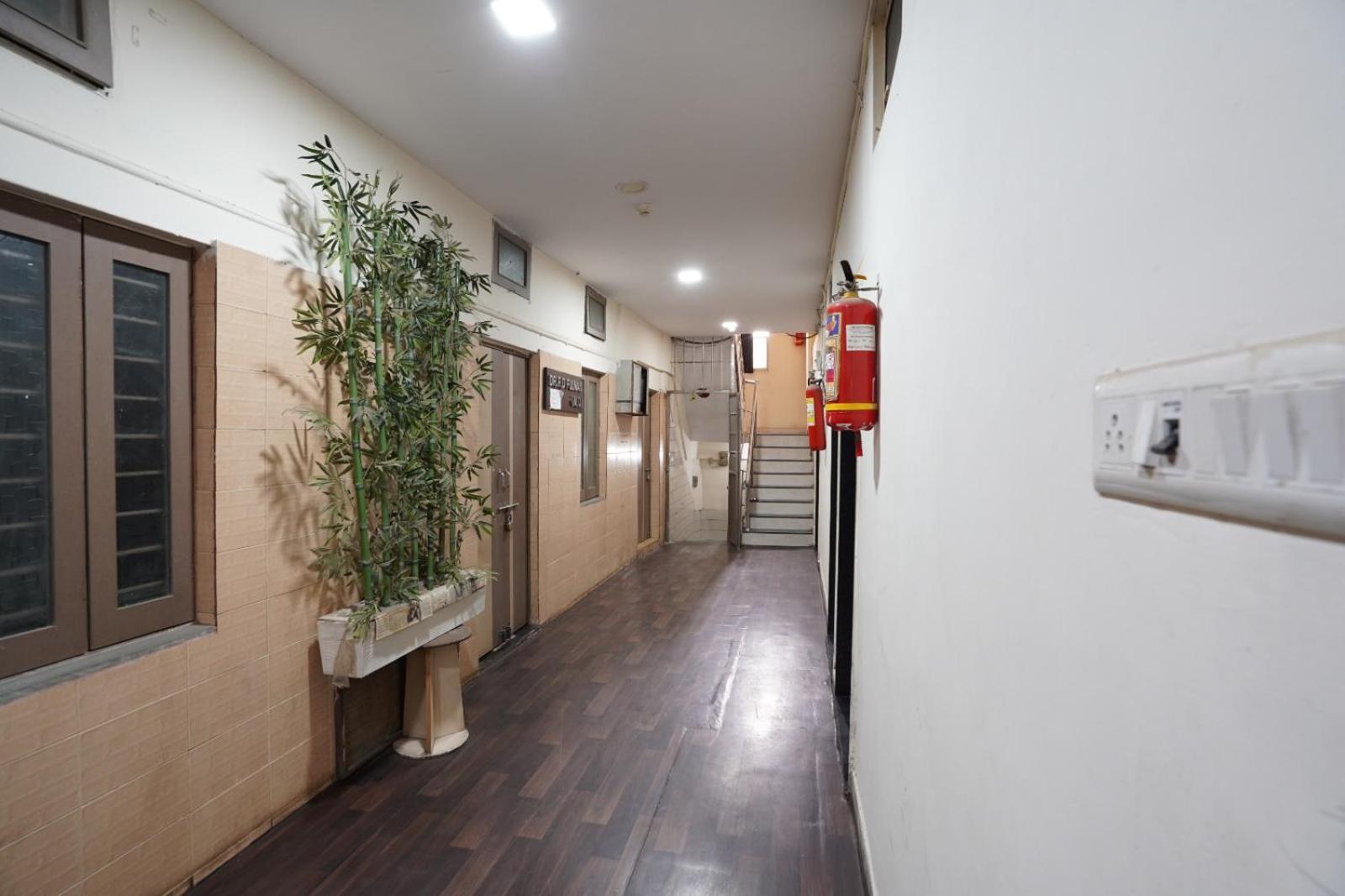 Hotel Sai Inn, Ahmedabad Airport Bagian luar foto