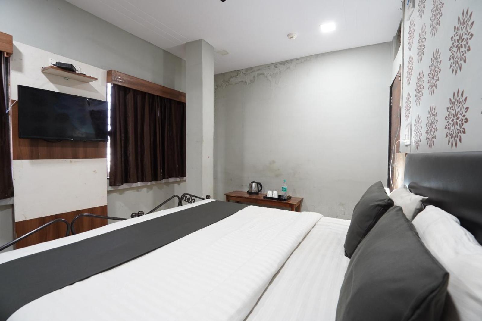 Hotel Sai Inn, Ahmedabad Airport Bagian luar foto