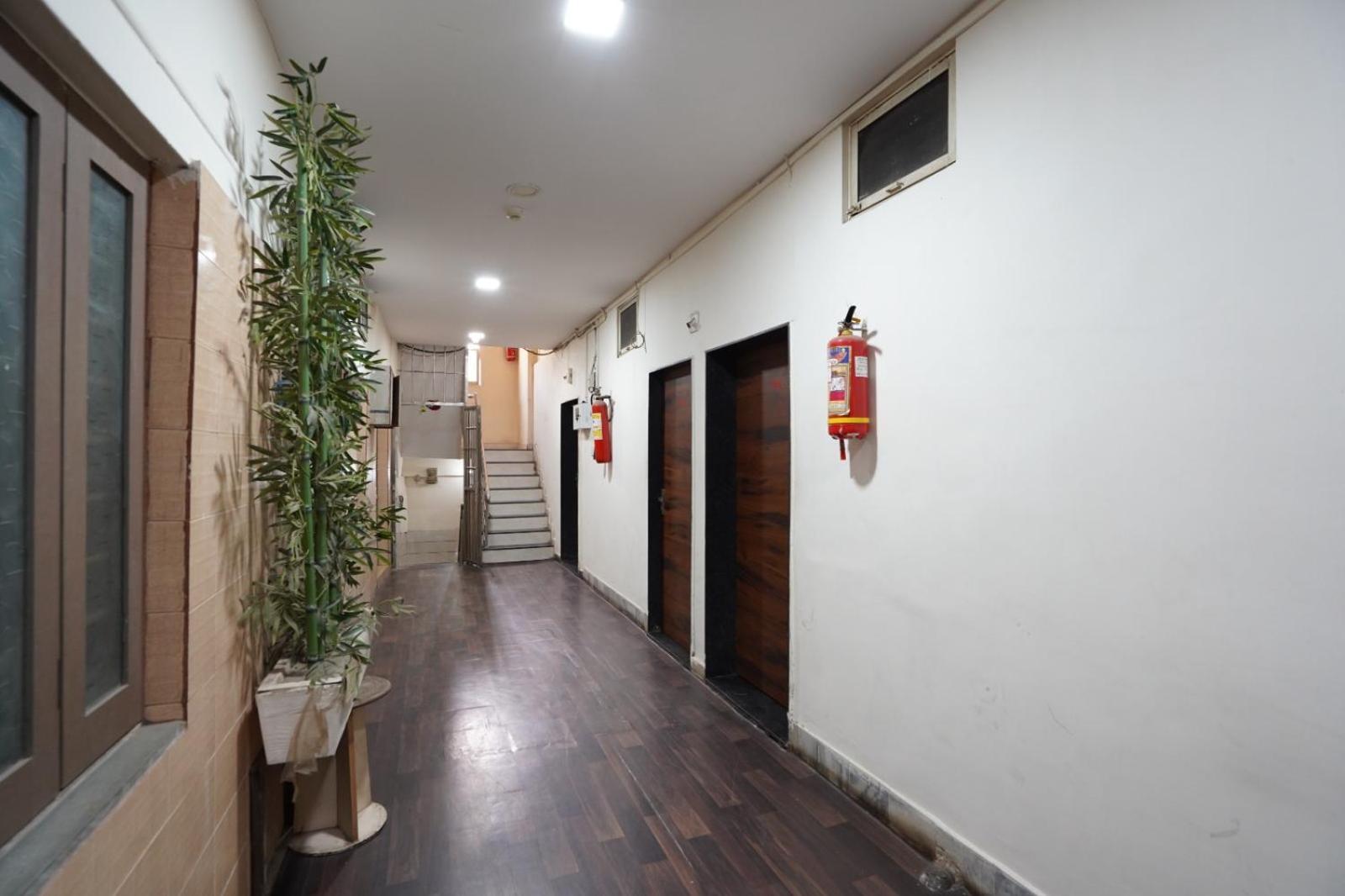 Hotel Sai Inn, Ahmedabad Airport Bagian luar foto